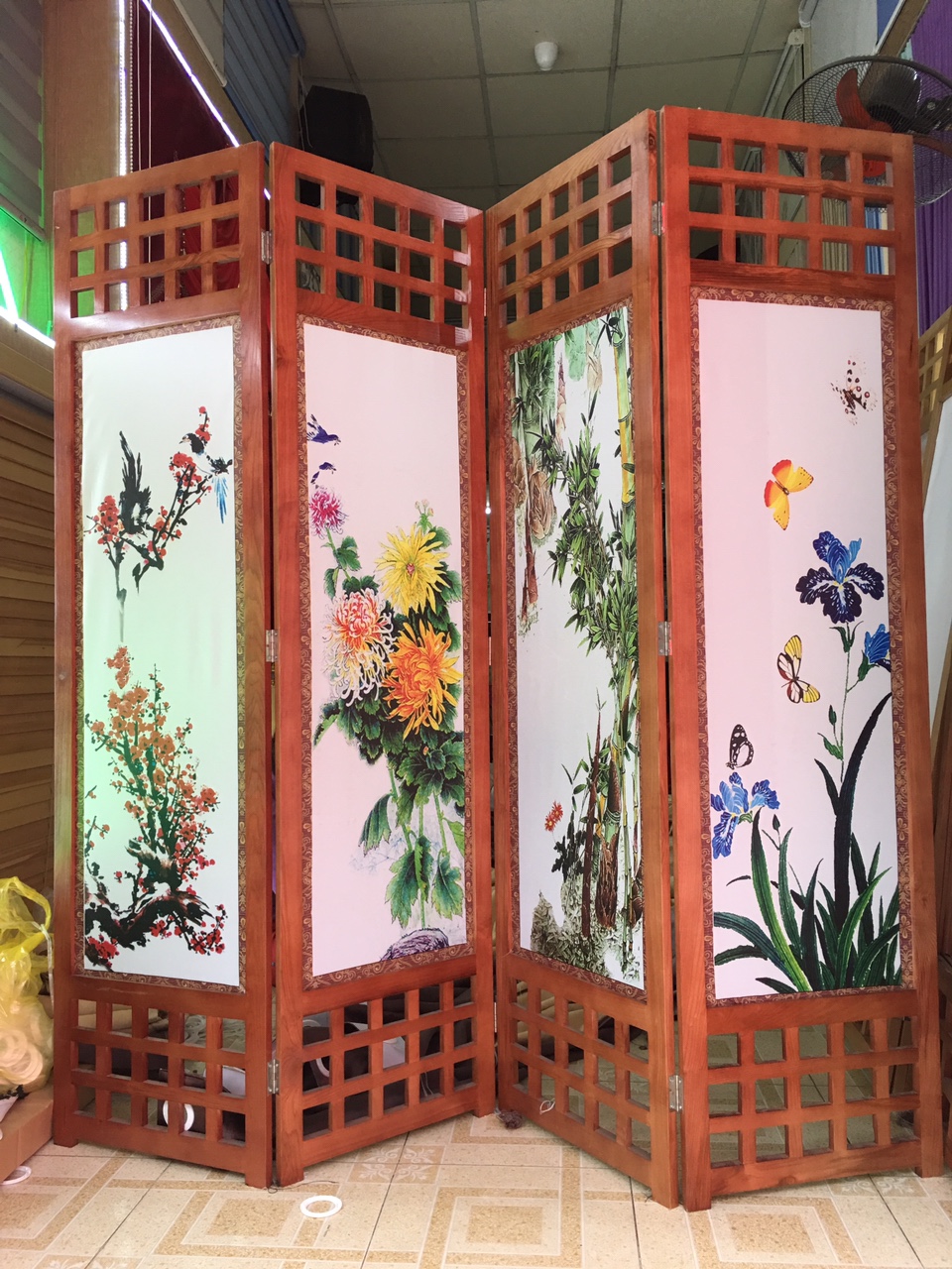 Bình Phong Gỗ Nền Vải Lụa Mã AA-048 Bình Phong Gỗ Nền Vải Lụa Mã AA-048